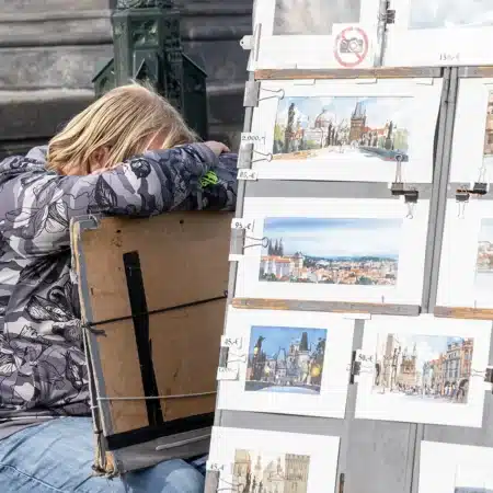 straatfotografie kunstenaar slapend in Praag