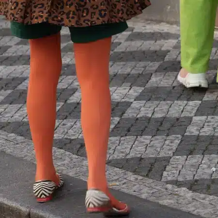 straatfotografie oranje panty groene broek